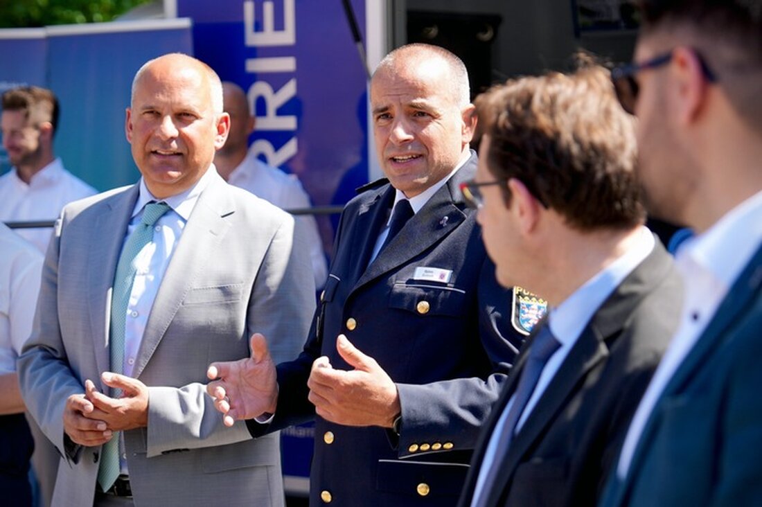 Innenminister Poseck und Polizeipräsident Gutzeit eröffneten in Darmstadt die Dialogreihe „Respekt zeigen - Respekt erfahren“, um die Blaulichtfamilie und deren Arbeit vorzustellen. Ziel ist der Austausch zwischen Einsatzkräften und Bürgern zur Förderung von Respekt und Verständnis.