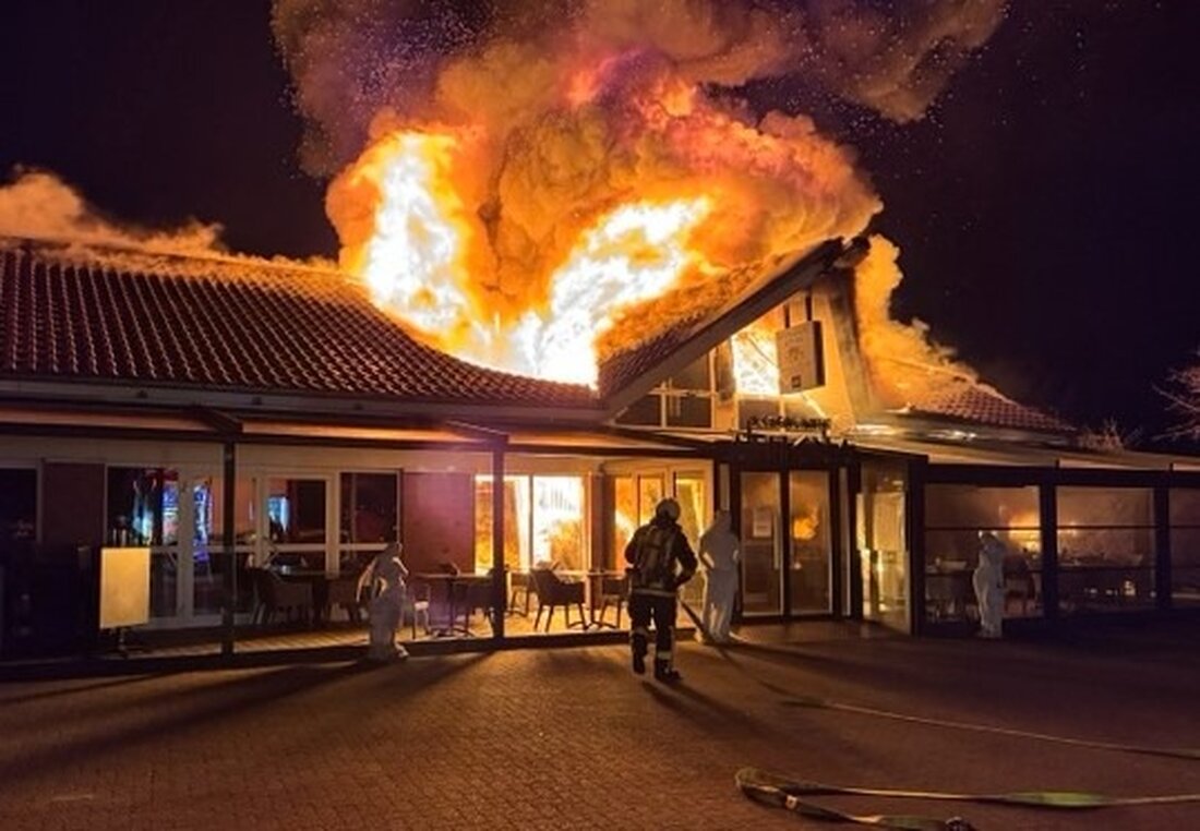 In Hodenhagen brach in der Nacht ein Restaurantbrand aus. Feuerwehr verhinderte Flammenübergreifen, Ermittlungen zur Brandursache laufen.