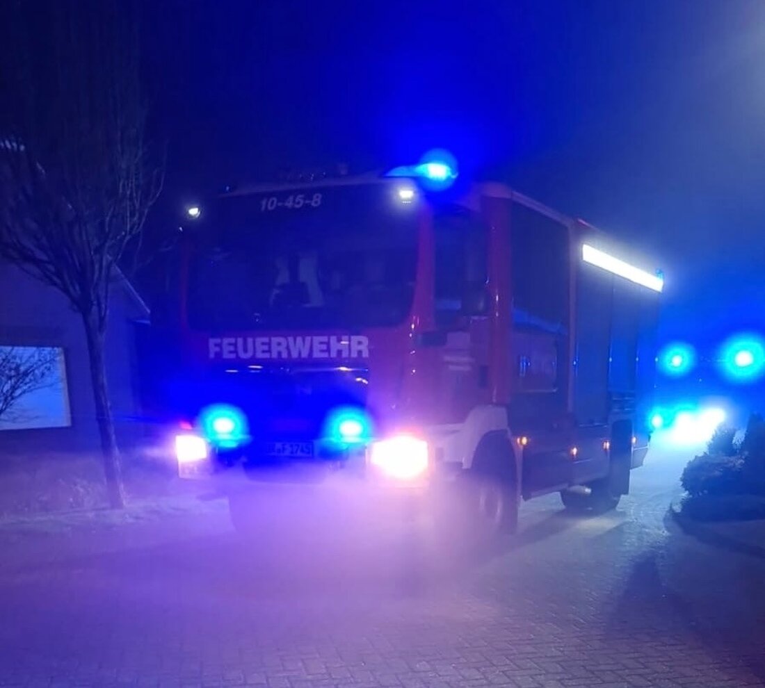 Freiwillige Feuerwehr Aurich öffnete Tür bei medizinischem Notfall in der Max-Planck-Straße, um schnelle Hilfe zu leisten.