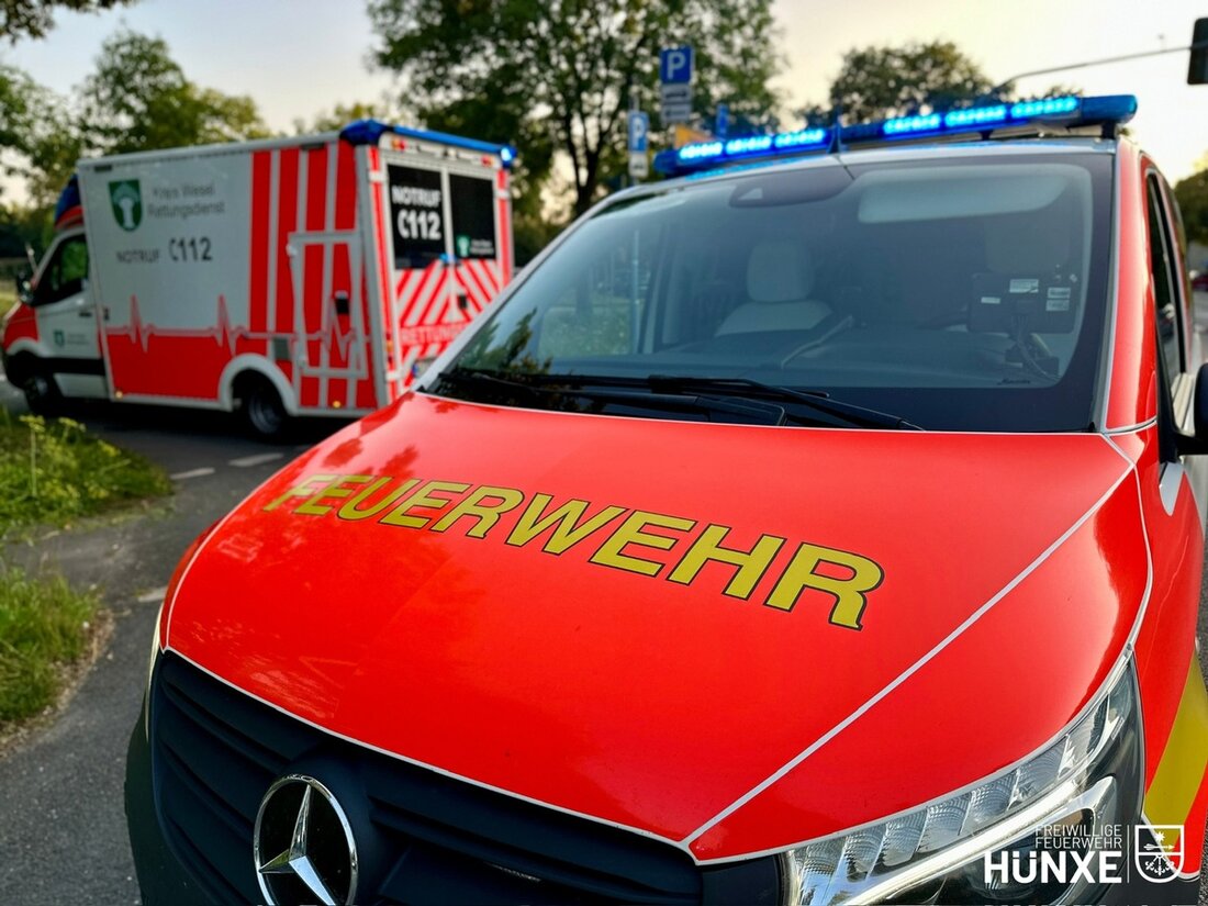 Am 24. Februar 2025 rettete die Feuerwehr Hünxe eine Person in verschlossener Wohnung. Angehörige öffneten die Tür, Rettungsdienst folgte.