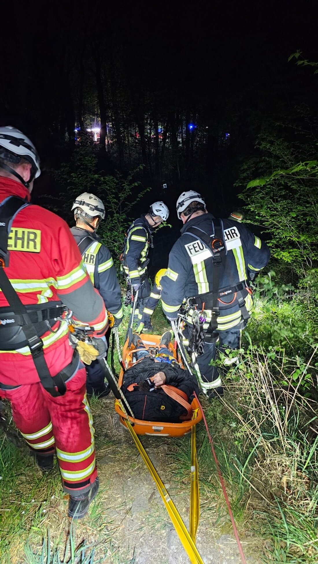 In der Nacht zu Montag rettete die Freiwillige Feuerwehr Königswinter einen hilflosen Mann am Drachenfels, nach einem Alarm wegen Absturzgefahr.