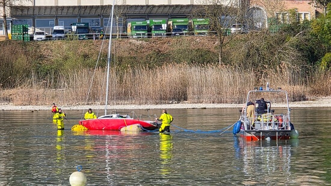 Die Feuerwehr Konstanz geborgen ein gestrandetes Segelboot am 04.05.2025 nach starkem Ostwind und drohendem Umweltschaden.