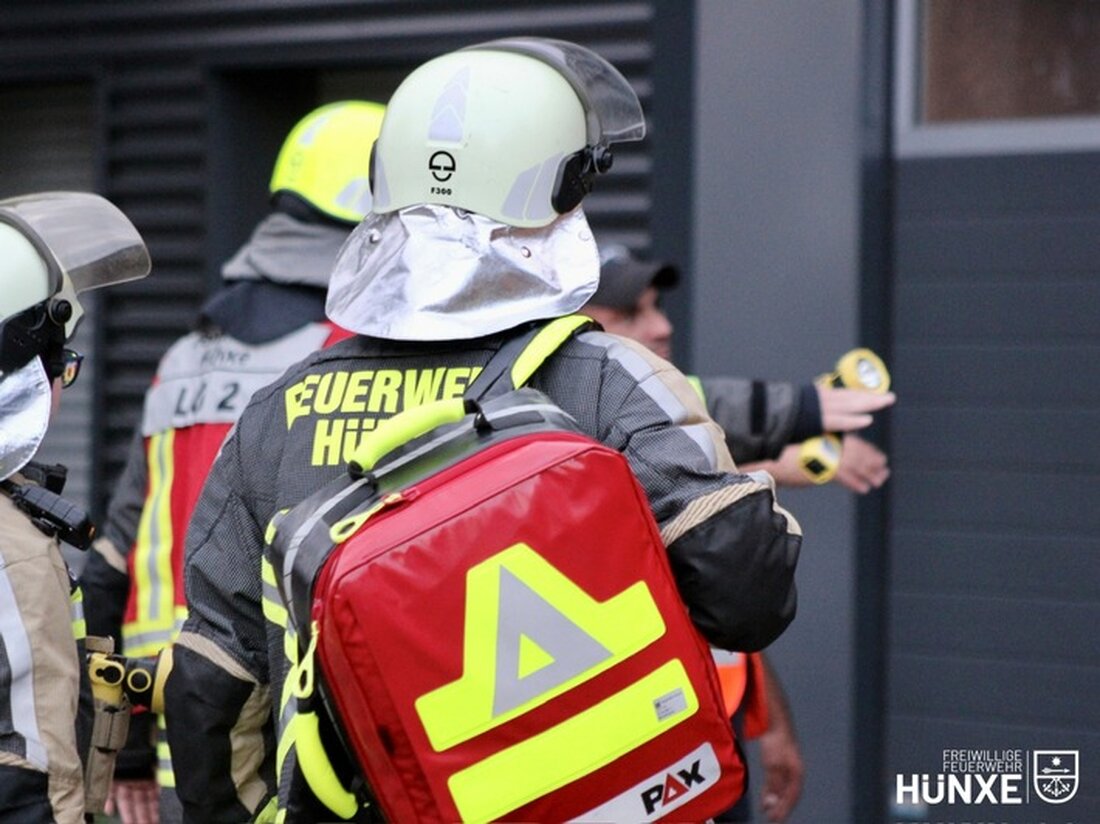 Die Feuerwehr Hünxe rettete am 29. März 2025 eine Person in einer verschlossenen Wohnung nach einem Sturz.