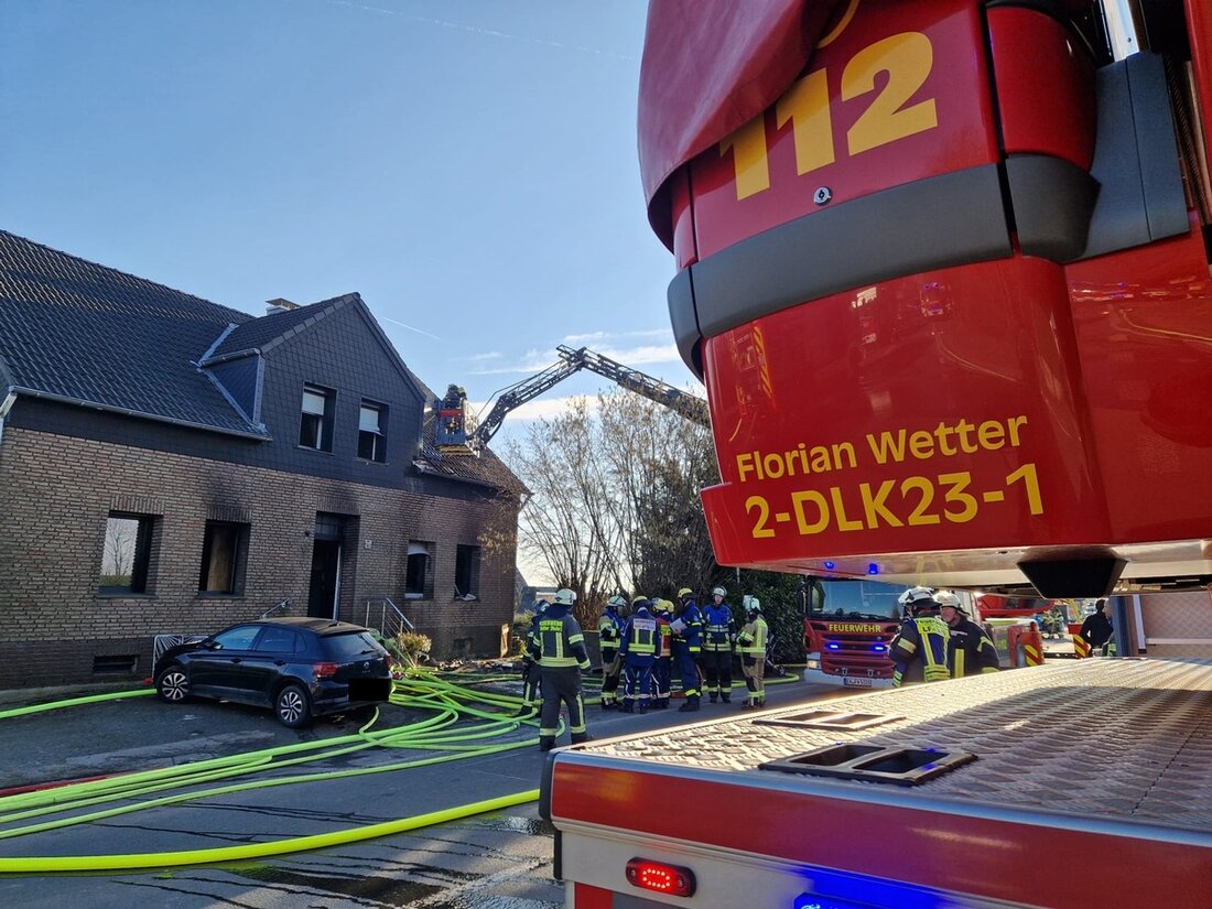 Feuerwehren aus Gevelsberg und Wetter (Ruhr) retten mehrere Personen aus Wohnungsbrand an der Stadtgrenze in der Schwelmer Straße.
