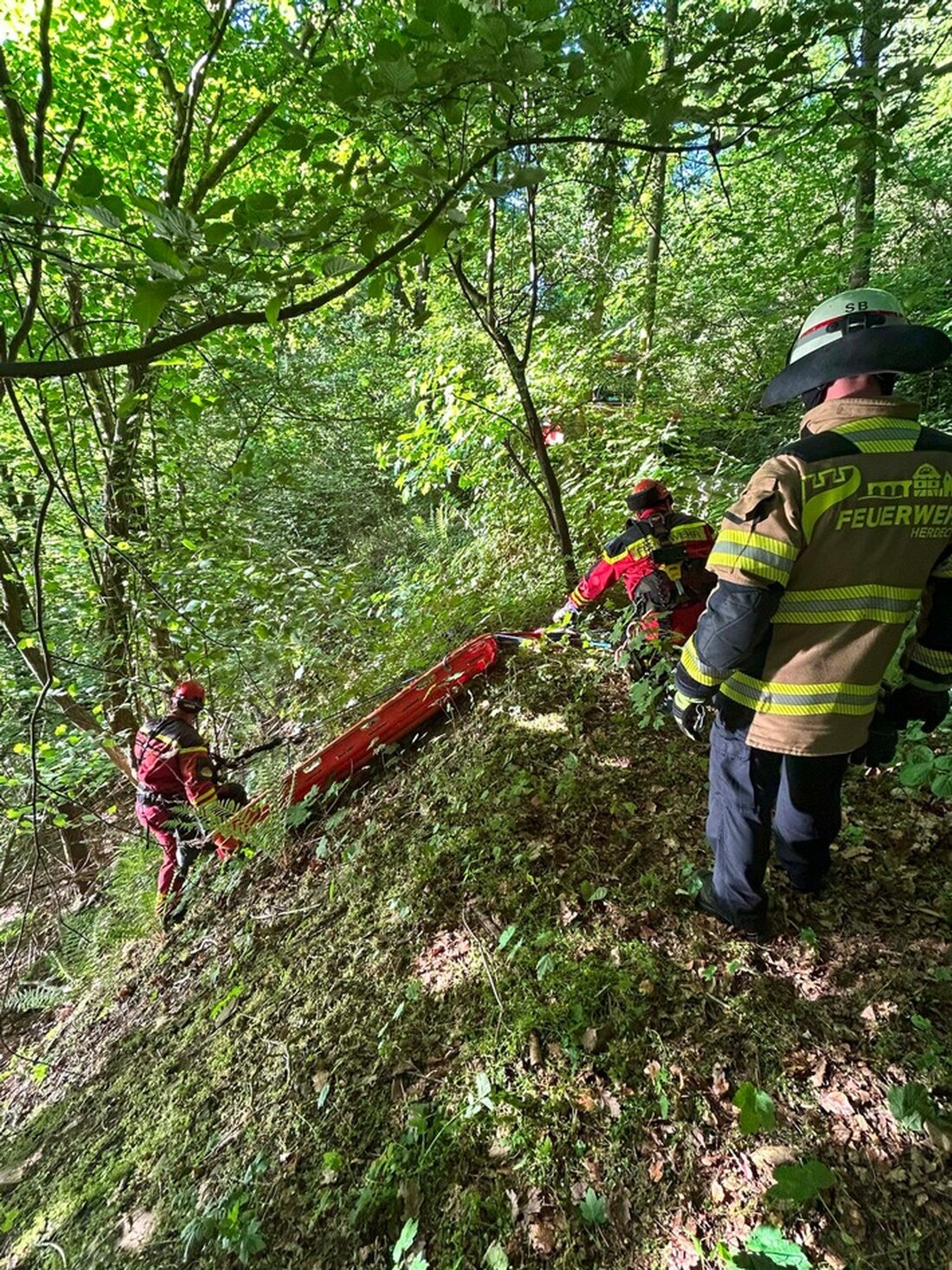 Am Montagabend rettete die Freiw. Feuerwehr Herdecke einen 16-Jährigen aus schwieriger Lage am Silbersee. Rettungskräfte waren im Einsatz.