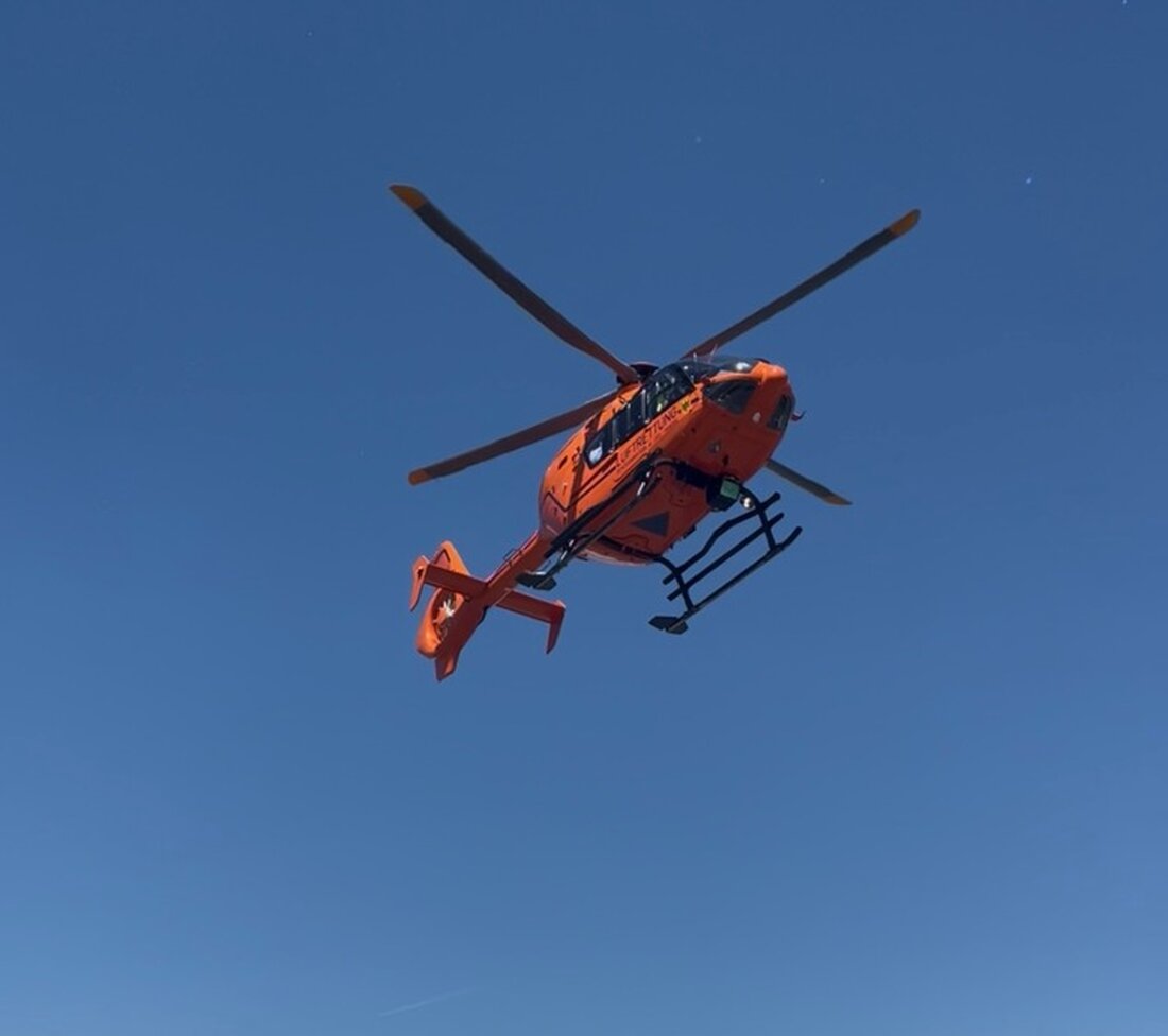 Ein Rettungshubschrauber der Feuerwehr Oberhausen landete auf einem Parkplatz, um den Rettungsdienst bei einem Notfall zu unterstützen.