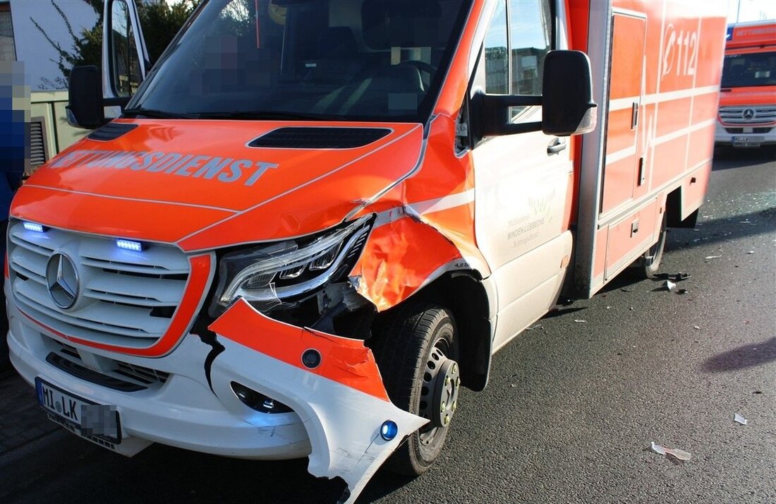 Rettungswagen kollidiert in Preußisch Oldendorf während Einsatzfahrt mit Pkw. Fahrerin erleidet Schock, bleibt aber unverletzt.