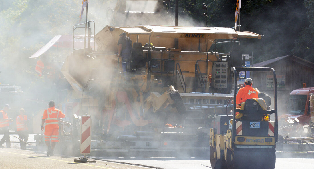 Symbolischer Festakt markiert Baubeginn für Röhrenbergtunnel bei Allensbach Mit einem symbolischen Festakt haben die Arbeiten für den Bau des Röhrenbergtunnels bei Allensbach im Kreis Konstanz begonnen. Der knapp 970 Meter lange Tunnel wird als Lärmschutzmaßnahme im Zuge des Aus- und Neubaus der Bundesstraße 33 zwischen Allensbach und Konstanz errichtet. Bei dem Festakt waren unter anderem der Parlamentarische Staatssekretär beim Bundesverkehrsminister, Michael Theurer, Landesverkehrsminister Winfried Hermann, Regierungspräsident Carsten Gabbert, lokale Bundes- und Landtagsabgeordnete sowie zahlreiche Vertreterinnen und Vertreter der angrenzenden Gemeinden anwesend. Der Tunnel wird mit zwei Röhren in offener Bauweise hergestellt und auf beiden Seiten von 30 Meter langen Portalbauwerken …