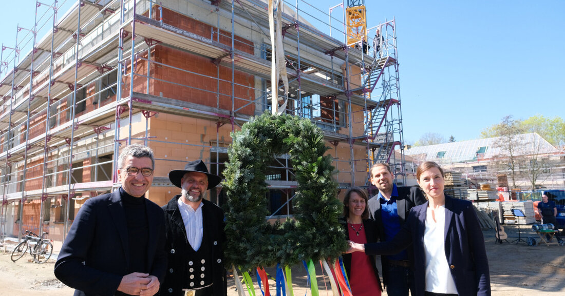 Richtfest an der Heinrich-Mann-Schule in Leipzig-Meusdorf Die aus dem Jahr 1936 stammende Heinrich-Mann-Grundschule in Leipzig-Meusdorf, Schwarzenbergweg 4, wird seit November 2021 komplett modernisiert. Am 21. April 2023 konnte nach bisher 18-monatiger Bauzeit Richtfest gefeiert werden. Strahlen mit der Sonne um die Wette: Baubürgermeister Thomas Dienberg, Zimmermann Manuel Zetsch, Hortleiterin Frau Hippe, Stellvertretender Schulleiter Göran Tews und Jugendbürgermeisterin Vicki Felthaus (von links) © Stadt Leipzig Das Schulhaus und die Sporthalle werden saniert und das Hortgebäude durch einen Neubau ersetzt. Es entsteht ein Gebäudekomplex, der baulich und haustechnisch, brandschutztechnisch und bauphysikalisch den Anforderungen an eine moderne Bildungseinrichtung entspricht. Die gesamte Baumaßnahme soll &hellip;
