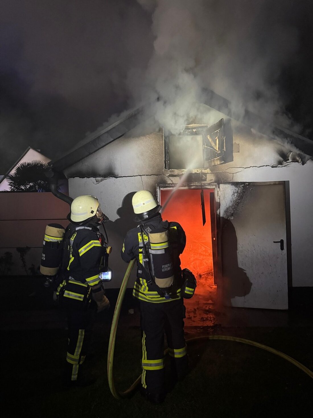 Am 30.05.2025 geriet eine Gartenhütte in Leverkusen in Brand. Die Feuerwehr schützte angrenzende Wohngebäude und sicherte Gasflaschen.