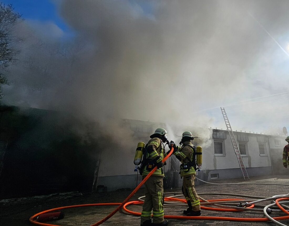 Am Dienstagnachmittag brannte eine Garage in Hilgen-Dünnweg. 50 Feuerwehrkräfte verhinderten, dass das Feuer auf ein Wohnhaus übergreift.