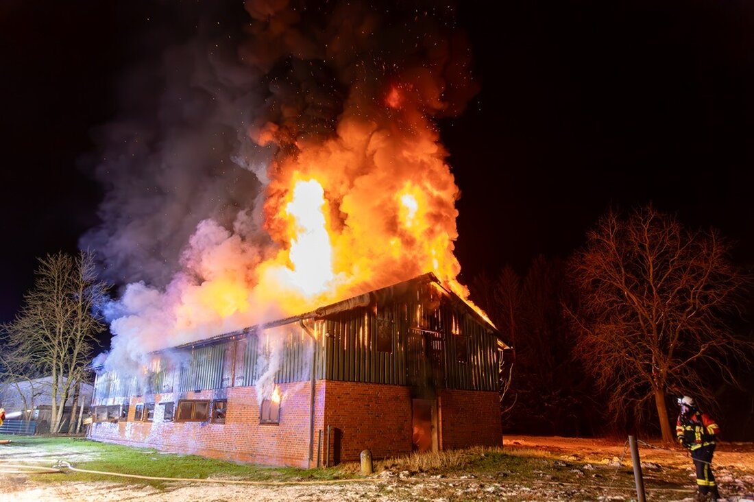 Am 14.02.2025 brannte in Rickling eine Scheune. Rund 90 Feuerwehrkräfte kämpften gegen das Feuer, die Brandursache wird ermittelt.