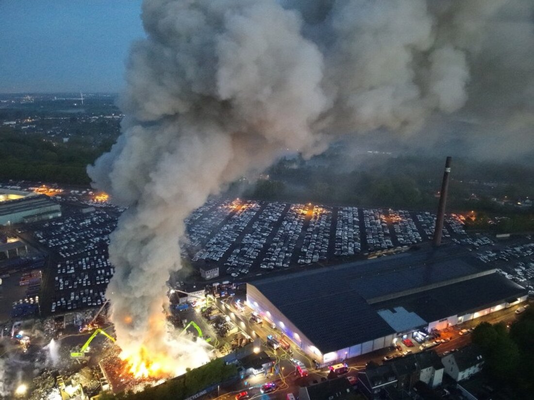 Großbrand auf Schrottplatz in Essen-Katernberg: Feuerwehr kämpfte 25 Stunden gegen Flammen und Rauch, Ursachenforschung läuft.