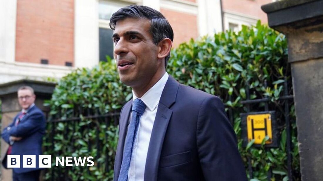 Das Vereinigte Königreich bekennt sich zu einer Konvention, die den Einsatz von Streubomben „entmutigt“, sagte Rishi Sunak, nachdem die USA zugestimmt hatten, diese an die Ukraine zu liefern. Der Premierminister betonte, dass das Vereinigte Königreich eines von 123 Ländern sei, die die umstrittenen Waffen, die nachweislich Zivilisten töteten, verboten hätten. Er betonte aber auch, dass die Regierung die Ukraine weiterhin unterstützen werde. US-Präsident Joe Biden traf am Freitag eine seiner Meinung nach „sehr schwierige Entscheidung“, sie nach Kiew zu liefern. Bei Streumunition handelt es sich um eine Methode zur Zerstreuung einer großen Anzahl winziger Bomblets aus einer Rakete, einem Flugkörper …