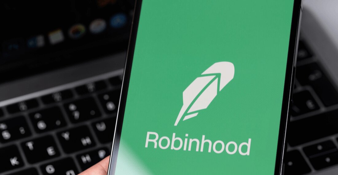 Robinhood hat die großen Altcoins Solana, XRP und Cardano für seine US-Kunden wieder gelistet. Die Plattform fügte auch Unterstützung für Pepe hinzu, eine Nachricht, die den PEPE-Preis in die Höhe schnellen ließ. Robinhood Crypto gab am Mittwoch bekannt, dass es Unterstützung für vier digitale Assets hinzugefügt hat – Solana, Pepe, Cardano und XRP. Laut Angaben unterstützt die beliebte Handels-App jetzt SOL, ADA, XRP und PEPE für ihre US-Kunden Bekanntmachung. Robinhood listet wichtige Token erneut auf Durch diesen Schritt erhöht sich die Zahl der unterstützten Kryptowährungen auf Robinhood auf 19, was die Reichweite der Plattform weiter ausweitet, da der Markt angesichts …