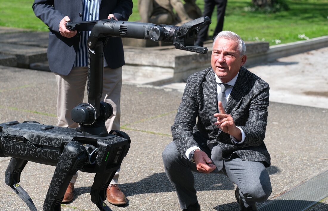 Innenminister Thomas Strobl hat den Roboter-Hund „Spot“ an die Direktion Spezialeinheiten des Polizeipräsidiums Einsatz übergeben. Der Hightech-Helfer wird die Einsatzkräfte in Zukunft tatkräftig unterstützen und ihre Sicherheit erhöhen. „Die Spezialeinsatzkräfte der Polizei Baden-Württemberg sind bundesweit die ersten, die einen Roboter-Hund als neues, hochmodernes Einsatzmittel erhalten. Das zeigt wieder einmal: Die Polizei Baden-Württemberg setzt auf modernste Ausrüstung. Überall dort, wo es für unsere Spezialeinsatzkräfte entweder zu gefährlich oder der Einsatzort unzugänglich ist, kommt „Spot“ zukünftig zum Einsatz“, sagte der Stellvertretende Ministerpräsident und Innenminister Thomas Strobl anlässlich der Übergabe des Roboter-Hundes „Spot“ an die Direktion Spezialeinheiten des Polizeipräsidiums Einsatz am 27. April …