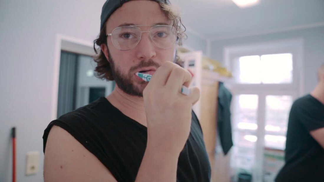 Leipzig! Wir haben es bereits mehrmals während unserer Show gesagt, aber so wie es ist, lieben wir es, immer wieder in Ihre wunderschöne Stadt zurückzukehren und zu der mehr als großartigen Crew auf Conne Island! Das war der bisher größte Abriss auf der Tour! Tschüss für heute! ? Arkadiusz Goniwiecha Fotografie # MittelfingerFürImmer Gefördert von der gemeinnützigen Musikgesellschaft Projektgesellschaft mbH mit Projektmitteln des Bundesbeauftragten für Kultur und Medien. www.initiative-musik.de. Youtube-Link