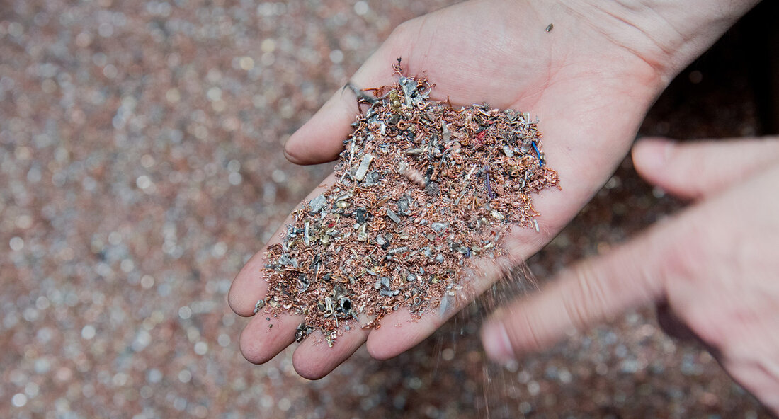 Das Umweltministerium hat mit der neuen Mantelverordnung die Verwertung von mineralischen Abfällen neu geregelt. Diese Regelung soll das Recycling von Bau- und Abbruchabfällen stärken und ausbauen sowie die Lebensgrundlagen Boden und Wasser schützen. Am morgigen Tag tritt die Ersatzbaustoffverordnung in Kraft, die Teil der Mantelverordnung ist. Im Rahmen dieser Verordnung wurde das Qualitätssicherungssystem Recycling-Baustoffe Baden-Württemberg e.V. (QRB) vom Umweltministerium anerkannt. Diese Anerkennung bestätigt die erfolgreiche Arbeit des QRB bei der Qualitätssicherung von Recycling-Baustoffen. Des Weiteren können QRB-geprüfte Recycling-Baustoffe der Klasse 1 (RC-1) unter bestimmten Voraussetzungen die Abfalleigenschaft verlieren. Die Materialklasse RC-1 wird mit der Ersatzbaustoffverordnung eingeführt und ersetzt den bisherigen …