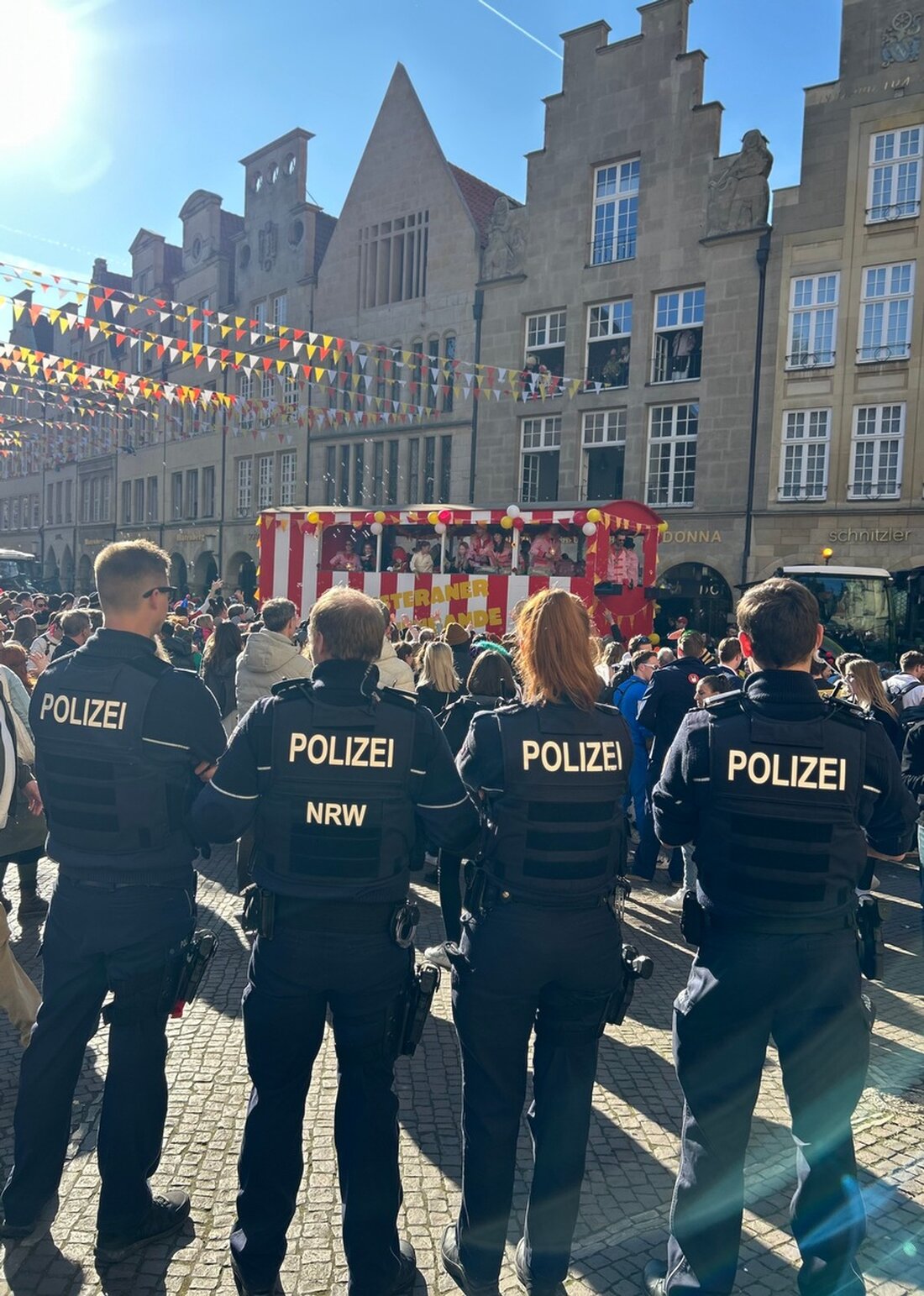 Rosenmontagsumzug in Münster: Rund 80.000 Feiernde erlebten eine friedliche Veranstaltung. Polizei greift bei Verstößen ein.