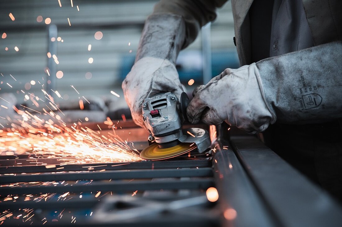 Roßweiner Werkstätten: Beim Arbeitsplatztausch Berührungsängste abbauen „Wir sind keine Bastelbude, sondern ernste Partner der Industrie“, sagt die Leiterin der Roßweiner Werkstätten für Menschen mit Behinderung. Zum ersten Mal war Roßwein beim Schichtwechsel dabei. Beim Arbeitsplatztausch für einen Tag konnten auch Vorurteile abgebaut werden. Roßwein . Anna Finke ist Bürokauffrau-Azubi bei den Roßweiner Spezialgerüstbauern. Am Donnerstag ist die 20-Jährige nicht wie sonst ins Büro gegangen. Statt am Schreibtisch hat sie ihren Arbeitstag in den Roßweiner Werkstätten verbracht und dort in einer der vier Montagegruppen Zirkulationsventile überprüft. Dafür hat Anne Riedel bei den Gerüstbauern am Computer gesessen. Die Roßweiner Werkstätten für Menschen …