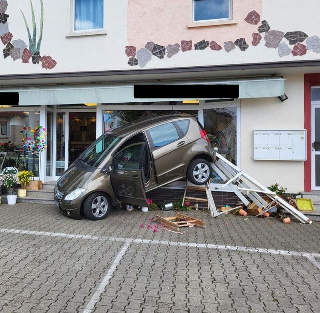 Am 22.04.2025 verunfallte eine 82-jährige Fahrerin in Haßloch, als ihr Auto in ein Blumengeschäft fuhr. Sachschaden: 35.000 Euro.