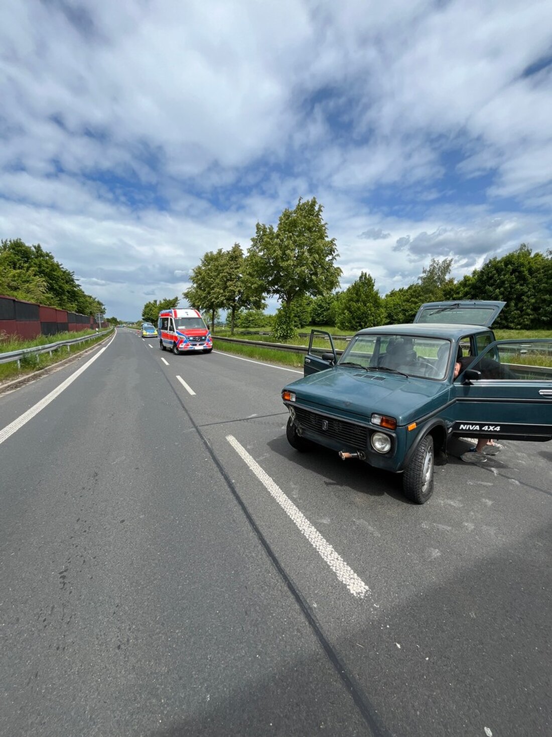 Am 16.05.2025 kam es in Erfurt zu einem schweren Unfall durch rücksichtslosen Spurwechsel. Zwei Personen verletzt, Ermittlungen laufen.