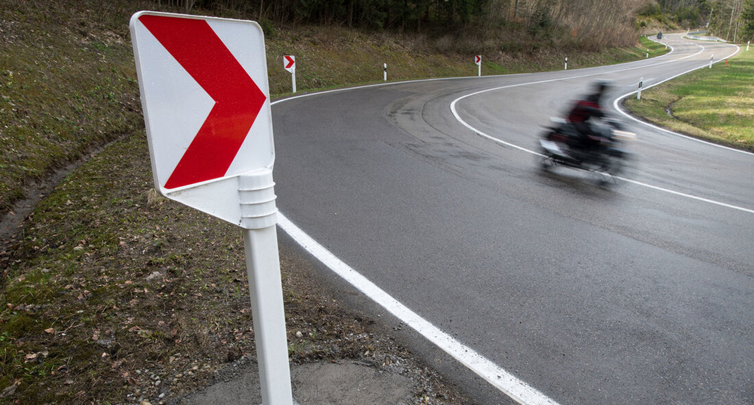 Auch in der diesjährigen Motorradsaison ging die Anzahl der getöteten Motorradfahrerinnen und Motorradfahrer insgesamt zurück. Mit ein Ergebnis der polizeilichen Kontrollen und Präventionsaktivitäten. „Die diesjährige Motorradsaison fand nahezu unter Bedingungen der Jahre vor Corona statt – und das bei allerbestem Motorradwetter. Die gute Nachricht: Der Trend in Baden-Württemberg hält an. Auch in der diesjährigen Motorradsaison ging die Anzahl der getöteten Motorradfahrerinnen und Motorradfahrer insgesamt zurück. Dennoch mussten 64 Menschen ihr Leben lassen“, sagte der stellvertretende Ministerpräsident und Innenminister Thomas Strobl zur Bilanz der Motorradsaison 2022. Während im Zeitraum März bis Oktober die Anzahl der getöteten Motorradfahrerinnen und Motorradfahrer leicht zurückging &hellip;