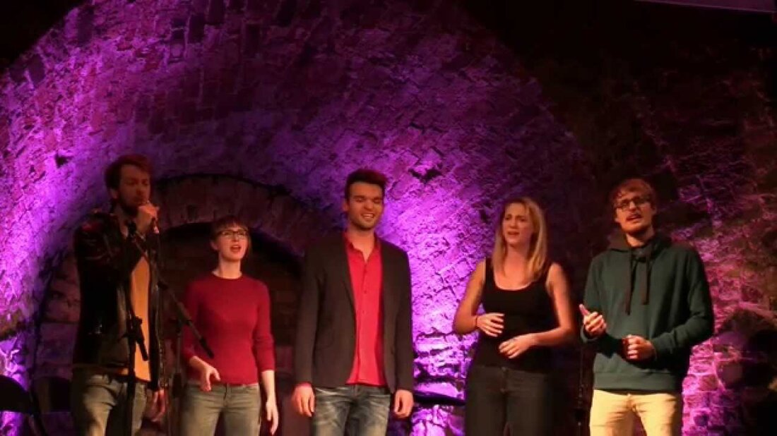 Run To You von Pentatonix ist das Lied, mit dem wir die A-Cappella-Band „Quintense“ gegründet haben. Wir verbinden damit unsere Freundschaft und die ersten intensiven und emotionalen Proben. In der Moritzbastei durften wir das Lied im Musikprogramm Circle of Music singen. Wir hoffen es gefällt euch. . Youtube-Link