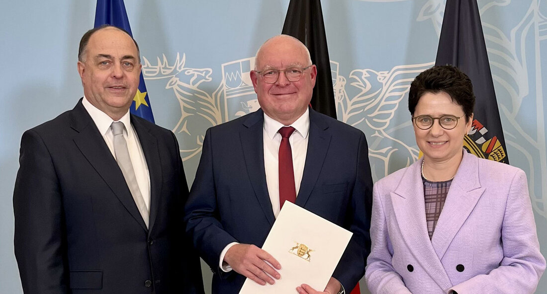 Rupert Hassel neuer Präsident des Sozialgerichts Heilbronn Der Jurist Rupert Hassel hat die Nachfolge von Evelyn Veenker als Präsident des Sozialgerichts Heilbronn angetreten. Zuvor war er Vizepräsident am Sozialgericht Karlsruhe. Bei seiner offiziellen Ernennung wurde er von Ministerin der Justiz und für Migration Marion Gentges beglückwünscht. Ministerin Gentges lobte Hassel als fachlich herausragenden Richter mit hoher Einsatzbereitschaft und außerordentlicher Belastbarkeit. Sie betonte auch sein Durchsetzungs- und Einfühlungsvermögen sowie sein hohes Gespür für praktische Lösungen. Diese Qualitäten machen ihn zum idealen Kandidaten für das Amt des Präsidenten des Sozialgerichts Heilbronn. Hassel selbst engagiert sich als Dozent für Rechtsreferendarinnen und Rechtsreferendare im …