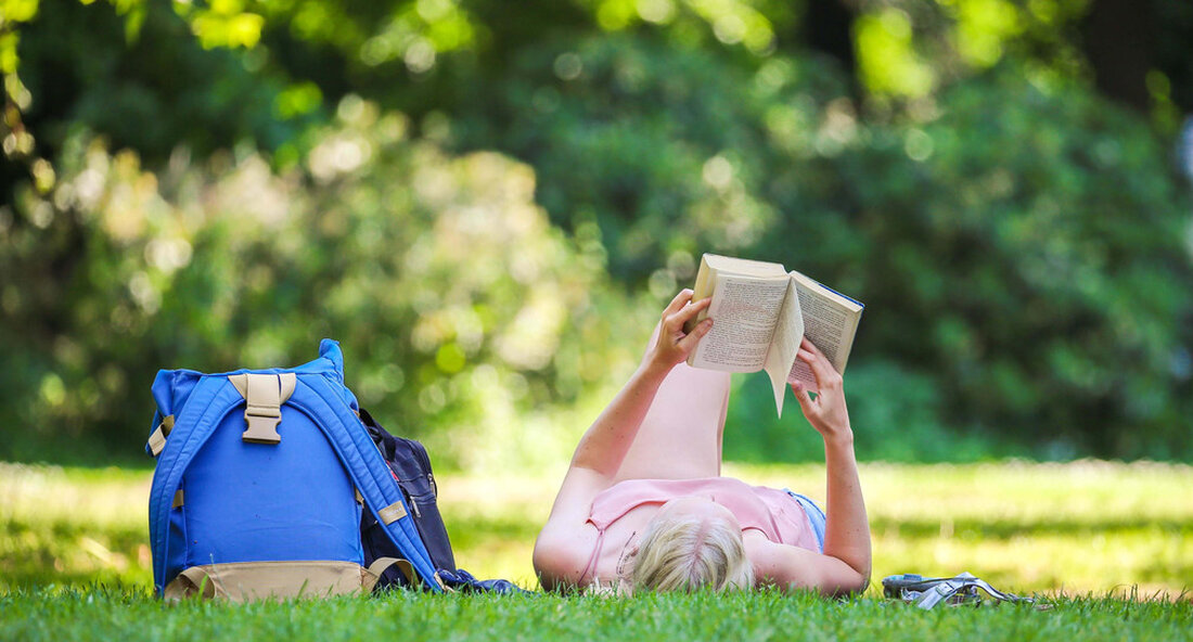Der diesjährige Frederick Tag findet vom 17. bis 28. Oktober 2022 statt und feiert 25-jähriges Jubiläum. An der bekanntesten Literaturaktion im Land beteiligen sich wieder zahlreiche Bibliotheken und Schulen im Verbund mit anderen Kultureinrichtungen. In rund 58.000 Veranstaltungen steht die Lust am Lesen im Vordergrund. Dass Leseförderung wichtig ist, hat sich besonders während der Corona-Pandemie gezeigt. Lesen ist nicht nur Teil des Deutschunterrichts, sondern soll Kindern und Jugendlichen neben der Basiskompetenz auch Spaß und Interesse vermitteln. Dazu dient insbesondere der Frederick Tag, der in diesem Jahr bereits zum 25. Mal stattfindet und am 17. Oktober 2022 beginnt. Die Aktionen erstrecken …