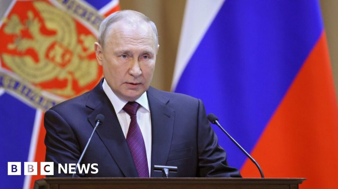 Russlands Sicherheits- und Geheimdienste haben in der Ukraine größere Erfolge erzielt als seine Armee, sagt ein führender britischer Verteidigungs-Think-Tank. Russische Spionagedienste begannen bereits im Juni 2021 mit der Vorbereitung auf die Invasion der Ukraine, heißt es in einem Bericht des Royal United Services Institute (Rusi). Der Föderale Sicherheitsdienst (FSB) habe die Bevölkerung in den besetzten Gebieten der Ukraine schnell beherrscht, fügt Rusi hinzu. Der Bericht wurde unter Verwendung von Quellen einschließlich erbeuteter Dokumente zusammengestellt, heißt es. Ukrainische Geheimdienstmitarbeiter, abgehörte Kommunikation und Recherchen vor Ort trugen ebenfalls dazu bei. Forscher sagen, dass der FSB in der Lage war, Computerfestplatten der Regierung …
