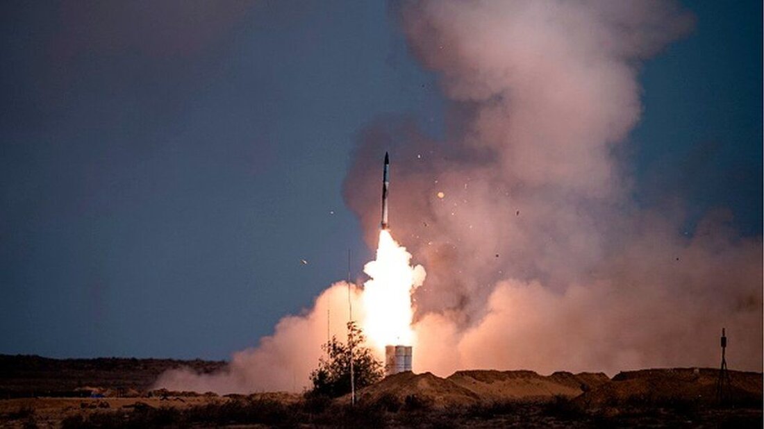 Nach Angaben der BBC hat die Ukraine ein russisches Luftverteidigungssystem auf der besetzten Krim erfolgreich zerstört. Der Kiewer Sicherheitsdienst (SBU) und die Marine führten den Angriff auf eine russische Militäranlage in der Nähe von Jewpatorija mit Marschflugkörpern durch, teilte eine ukrainische Geheimdienstquelle der BBC mit. Videoaufnahmen in sozialen Medien zeigten ein Feuer und Rauch in der Nähe von Jewpatorija im Westen der von Russland besetzten Halbinsel. Moskau hat den Angriff noch nicht direkt kommentiert. Stattdessen erklärte das russische Verteidigungsministerium am Mittwoch, es habe mehrere ukrainische Flugdrohnen abgeschossen und einen separaten Angriff auf ein Marinepatrouillenschiff vereitelt. Am Donnerstag zuvor wurden mehrere …