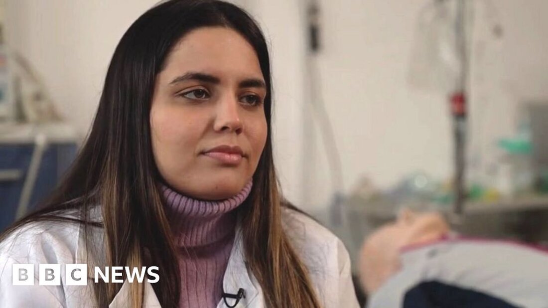 Rishi Dwivedi hat Indien im vergangenen Herbst verlassen und studiert wieder Medizin in der Ukraine, trotz der Bedrohung, die der Krieg für seine Sicherheit darstellt „Bis zu vier Mal am Tag gehen Luftschutzsirenen los, die uns vor eingehenden Raketen- oder Drohnenangriffen warnen“, sagte Herr Dwivedi, 25, gegenüber der BBC. Die aus Kannauj im nordindischen Bundesstaat Uttar Pradesh stammende Studentin im fünften Studienjahr studiert Medizin und Chirurgie an der Lviv National Medical University im Bachelor. Er wurde zusammen mit Tausenden anderen gerettet, als Russland vor einem Jahr einmarschierte – entschied sich aber letzten Oktober, zurückzukehren, um sein Studium abzuschließen. Nachdem zu …