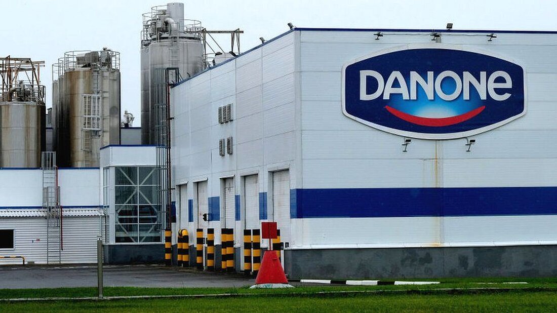 Moskau hat einen tschetschenischen Minister zum neuen Chef der russischen Tochtergesellschaft des Joghurtherstellers Danone ernannt. laut Spark-Interfax-Datenbank. Yakub Zakriev wird auf der in Russland ansässigen Fachinformationsplattform als Generaldirektor des Unternehmens aufgeführt. Er ist stellvertretender Premierminister und Landwirtschaftsminister der russischen Republik Tschetschenien. Am Sonntag wurden die russischen Einheiten von Danone und dem Biergiganten Carlsberg unter „vorübergehende Leitung“ des Staates gestellt. Präsident Wladimir Putin hat dieses Jahr neue Regeln eingeführt, die es Moskau ermöglichen, Vermögenswerte von Unternehmen aus „unfreundlichen“ Ländern zu beschlagnahmen. Dies geschah, nachdem viele große westliche Unternehmen nach der Invasion der Ukraine ihre Aktivitäten in Russland eingestellt hatten. Bevor sie …