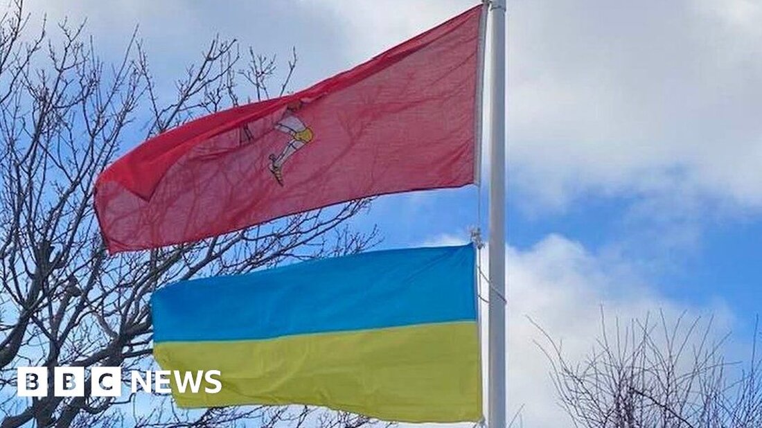 Einwohner der Isle of Man haben den ersten Jahrestag der russischen Invasion in der Ukraine begangen. Um 11:00 GMT wurde eine Schweigeminute eingehalten. Die ukrainische Staatsbürgerin Karolina Davison, die auf der Insel lebt, sagte, es sei ein Moment gewesen, in dem sie „den Schmerz“ der vom Konflikt betroffenen Familien „wirklich gespürt“ habe. Es zeigte auch, dass die Regierung der Isle of Man „zur ukrainischen Gemeinschaft steht und uns weiterhin unterstützt“, sagte sie. Frau Davison, die seit 18 Jahren auf der Insel lebt, zündete während der Stille eine Kerze an, um an die zu erinnern, die im Konflikt gestorben sind. „Ich …