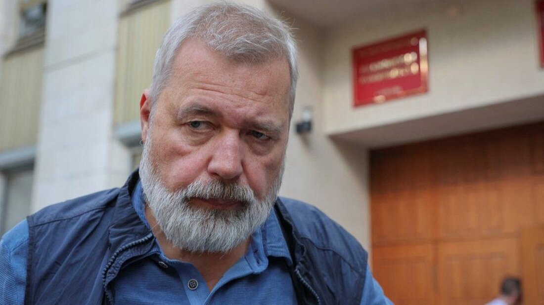 Die russischen Behörden haben den renommierten Redakteur und Friedensnobelpreisträger Dmitri Muratow auf ihre Liste der „ausländischen Agenten“ gesetzt – eine Bezeichnung, mit der Kremlkritiker unterdrückt werden. Seine unabhängige Zeitung „Nowaja Gaseta“ stellte im vergangenen März die Veröffentlichung in Russland ein, nachdem der Kreml den Medien, die über Russlands umfassende Invasion in der Ukraine berichteten, strenge Kontrollen auferlegt hatte. Viele Kremlkritiker und zivilgesellschaftliche Gruppen stehen auf der Liste der „ausländischen Agenten“. In der Vergangenheit deutete das Etikett auf Spionage hin. Herr Muratov wurde 2021 in Anerkennung seines Kampfes für die Verteidigung der Meinungsfreiheit in Russland mit dem Friedenspreis ausgezeichnet. Die andere …