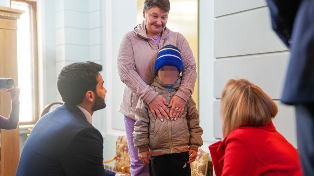 Russland hat im Rahmen eines von Katar vermittelten Deals zugestimmt, vier ukrainische Kinder an ihre Familien zurückzugeben. Die Rückführung ist Teil eines Pilotprojekts zur Rückführung weiterer Tausender Kinder, die Russland nach der groß angelegten Invasion im vergangenen Jahr entführt hat. Das jüngste der vier Kinder ist zwei Jahre alt, das älteste 17. Die Ukraine gibt an, 20.000 ihrer von Russland entführten Kinder identifiziert zu haben. Der Internationale Strafgerichtshof hat im März einen Haftbefehl gegen Russlands Präsidenten Wladimir Putin erlassen und ihn und seine Beauftragte für Kinderrechte Maria Lvova-Belova der rechtswidrigen Abschiebung ukrainischer Kinder beschuldigt. Russland beharrte darauf, dass seine Motive …