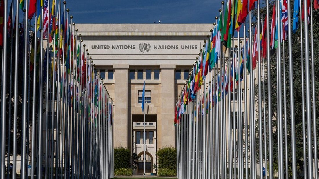 Russland hat es nicht geschafft, als Mitglied des UN-Menschenrechtsrats wiedergewählt zu werden. Der Staat wurde im vergangenen April aus dem obersten Menschenrechtsgremium ausgeschlossen, nachdem seine Streitkräfte in die Ukraine einmarschiert waren. Man hatte gehofft, dass eine erneute Amtszeit von drei Jahren die Meinungsverschiedenheiten zwischen den UN-Mitgliedstaaten darüber deutlich machen würde, ob sie die Ukraine weiterhin unterstützen sollten oder nicht. Stattdessen gewannen Bulgarien und Albanien die beiden den osteuropäischen Ländern zugeteilten Sitze. Die Abstimmung fand wenige Tage nach einem russischen Raketenangriff statt, bei dem 52 Menschen im nordostukrainischen Dorf Hroza getötet wurden. Russland erhielt von den 193 Mitgliedern der UN-Generalversammlung 83 …