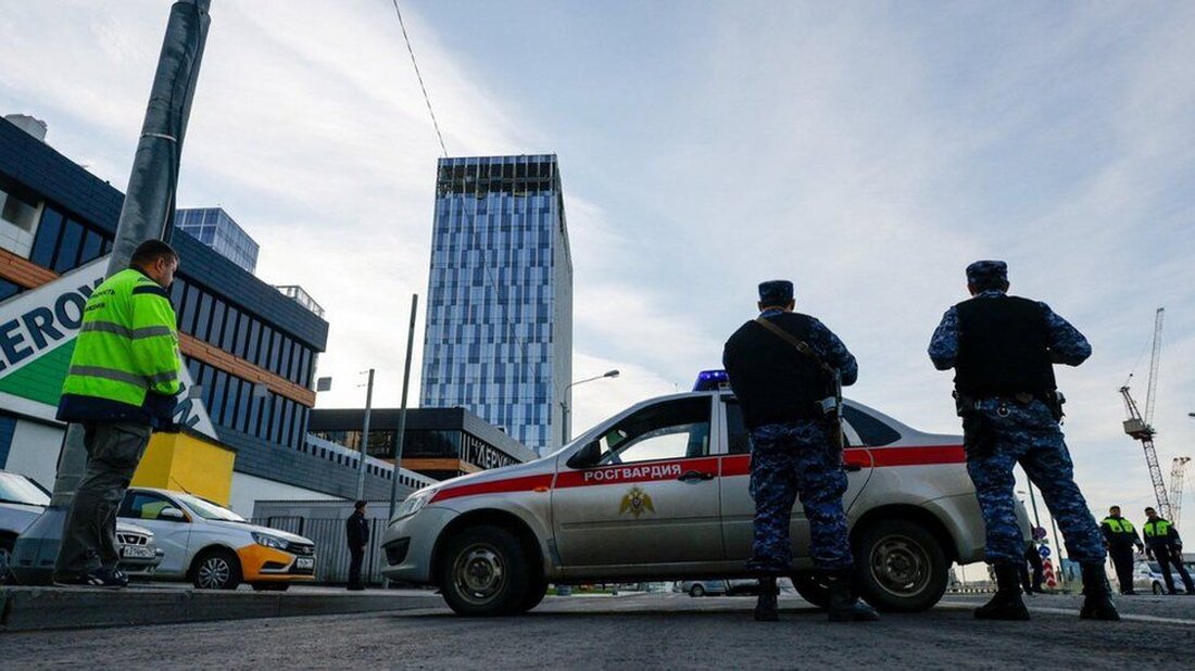 Russland hat der Ukraine vorgeworfen, hinter einem Drohnenangriff zu stecken, der am frühen Montagmorgen mindestens zwei Gebäude in der Hauptstadt Moskau beschädigte. Das russische Verteidigungsministerium sagte, zwei Drohnen seien „unterdrückt und abgestürzt“ worden und fügte hinzu, dass es keine Verluste gegeben habe. Die staatliche russische Nachrichtenagentur Tass berichtete, eine Drohne sei in der Nähe des Verteidigungsministeriums abgestürzt. Ukrainische Beamte haben sich noch nicht dazu geäußert, übernehmen aber selten die Verantwortung für Angriffe innerhalb Russlands. Der Moskauer Bürgermeister Sergej Sobjanin sagte, die Drohnenangriffe hätten gegen 04:00 Uhr Ortszeit (01:00 Uhr GMT) „Nichtwohngebäude“ getroffen. Er fügte hinzu, dass an den Gebäuden keine …