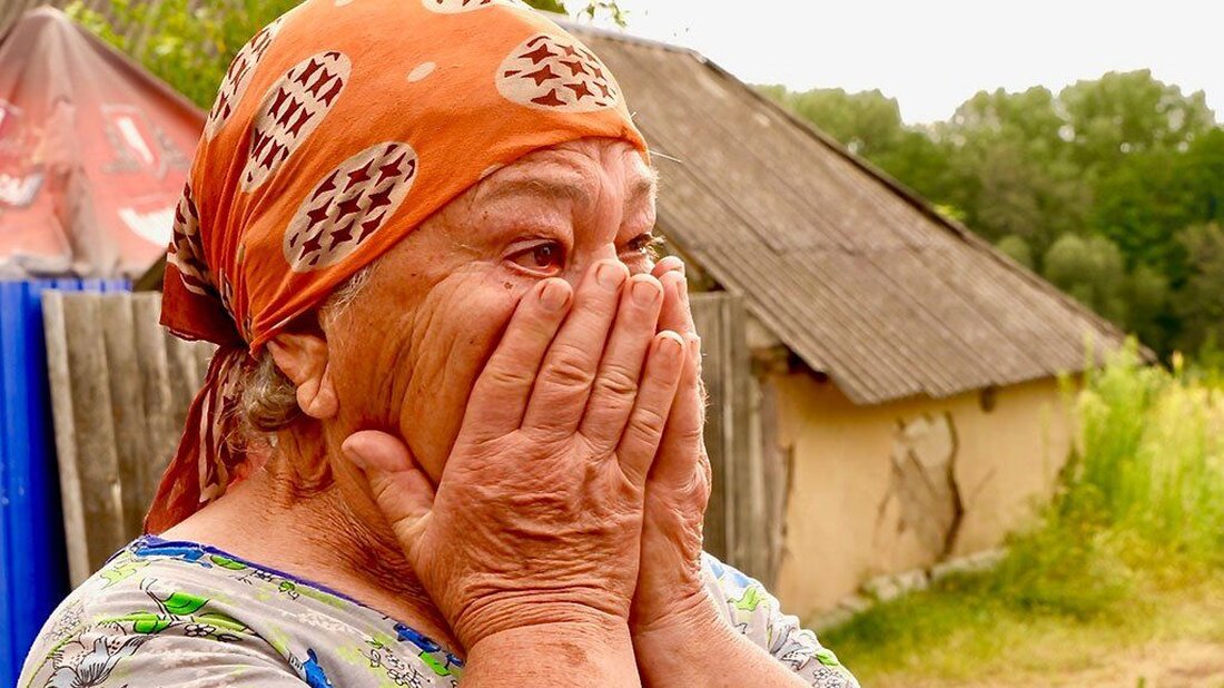 Im Nordosten der Ukraine hat Russland zuletzt schätzungsweise 100.000 Soldaten zu erneuten Angriffen entsandt. Doch Quentin Sommerville, der den letzten Monat mit ukrainischen Brigaden in der Region verbracht hat, stellt fest, dass vor allem die immer ausgefeilteren Drohnenangriffe gefürchtet sind. Der Sbrainskyii-Wald brennt. Zunächst ist es nur ein Hauch der Brise, der schwache Geruch von Holzrauch zwischen den Kiefern. Drei Männer der 1. Special Purpose Bohun Brigade klettern in einen gepanzerten Humvee, während in der Ferne der Lärm von Artillerie zu hören ist. Zuvor hatte uns der Pressesprecher der Brigade, Taras, gewarnt: „Es ist wie in Verdun da draußen.“ Ein …