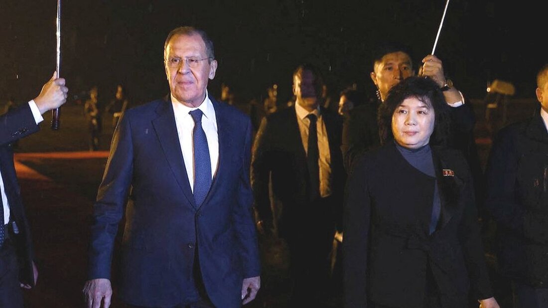 Moskau habe dem nordkoreanischen Machthaber Kim Jong Un seine „vollständige Unterstützung“ zugesagt, sagte der russische Außenminister Sergej Lawrow. Herr Lawrow, der sich auf einer offiziellen Reise nach Nordkorea befindet, dankte dem Land auch für seine Unterstützung in der Ukraine. Seine laufende Reise bereitet die Bühne für einen möglichen Besuch von Präsident Wladimir Putin in Nordkorea. Letzte Woche sagten die USA, Nordkorea habe damit begonnen, große Waffenlieferungen nach Russland für den Einsatz in der Ukraine zu schicken. Der zweitägige Besuch von Herrn Lawrow folgt auf den mehrtägigen Besuch von Herrn Kim in Russland im September – seiner ersten Auslandsreise seit der …