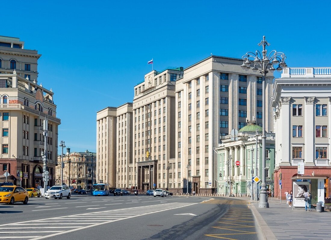 Der Gesetzentwurf wird nun in die obere Kammer der russischen Föderalen Versammlung weitergeleitet. Im Falle seiner Verabschiedung wird der Gesetzentwurf vom Präsidenten unterzeichnet und in Kraft gesetzt. Die Bank of Russia (BoR) wird der Hauptbetreiber der digitalen Rubel-Infrastruktur werden. Der digitale Rubel, ein Zentralbank-Digitalwährungsprojekt (CBDC) der russischen Zentralbank, ist seiner Fertigstellung einen Schritt näher gekommen. Die dritte Lesung des Gesetzentwurfs zum digitalen Rubel wurde am 11. Juli von der Staatsduma, dem Unterhaus der Föderalen Versammlung der Russischen Föderation, genehmigt. Der Föderationsrat, die obere Kammer der Versammlung, wird nun den Vorschlag prüfen, bevor er ihn, falls angenommen, an den Schreibtisch des …