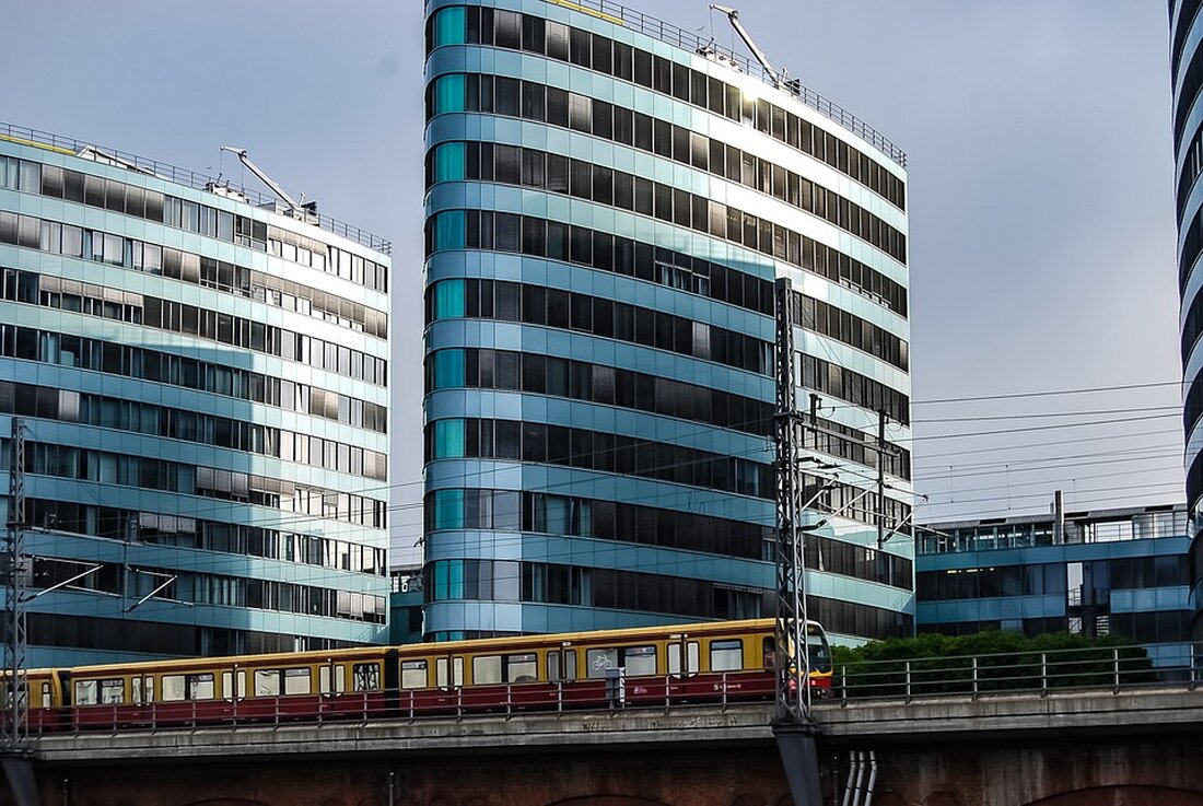 S-Bahn Berlin kündigt monatelange Streckensperrung an! Betroffen sind Reisende zum Flughafen BER. Entdecken Sie die Alternativen zur Anreise.
