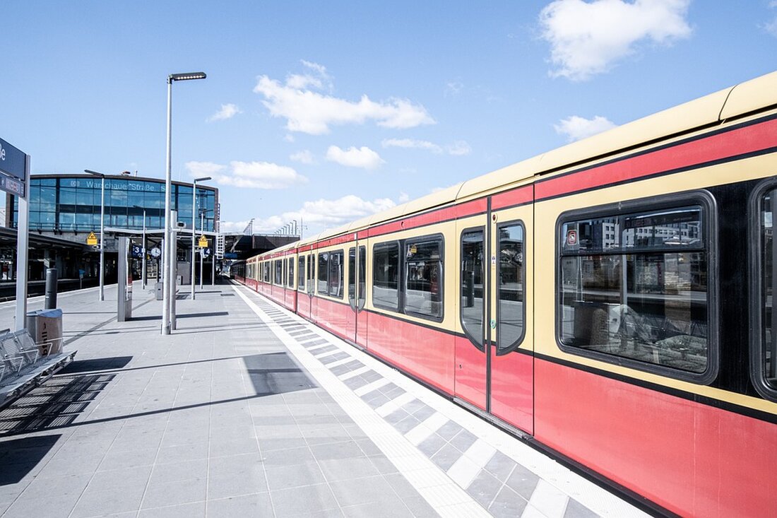 Die S-Bahn Berlin steht vor ständigen Bauarbeiten bis 2028, die Pendler, Autofahrer und Radfahrer stark beeinflussen.