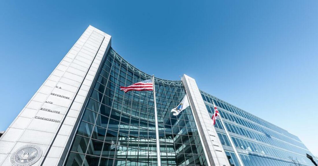 Die SEC gab bekannt, dass sie sich mit Mango Markets über den Verkauf nicht registrierter Token im Rahmen eines 70-Millionen-Dollar-Münzangebots geeinigt hat Mango DAO und Blockworks Foundation haben sich bereit erklärt, 700.000 US-Dollar an zivilrechtlichen Strafen zu zahlen. Der Vergleich sieht auch vor, dass Mango Markets die MNGO-Token vernichtet und die Börsen auffordert, sie von der Liste zu nehmen. Die US-amerikanische Börsenaufsichtsbehörde (Securities and Exchange Commission). angekündigt Am 27. September gab es bekannt, dass Mango DAO und die Blockworks Foundation wegen des Angebots und Verkaufs nicht registrierter Krypto-Assets angeklagt wurden. Die Vorwürfe der SEC beziehen sich auf den Verkauf von …