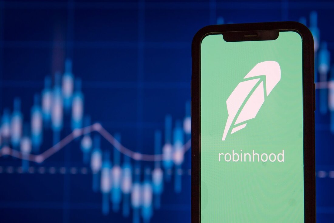 Robinhood listet Dogwifhat (WIF) auf und erweitert damit sein Meme-Coin-Angebot und seine Marktreichweite. Der Preis von Dogwifhat stieg um 7,73 % und stabilisierte sich nach der Notierung bei etwa 3,35 $. Robinhood möchte vom Meme-Coin-Trend profitieren und schließt nun auch europäische Nutzer ein. Robinhood Crypto hat die auf Solana basierende Meme-Münze Dogwifhat (WIF) zu seiner Handelsplattform hinzugefügt und damit die Reichweite des beliebten Tokens mit Hundemotiv erweitert. Das Auflistung folgt Robinhoods jüngster Einführung von Pepe, einer weiteren Meme-Münze, Anfang November, was einen Trend zu einem zunehmenden Angebot an Meme-Münzen auf der Plattform markiert. Der Preis für Dogwifhat steigt Nach der …