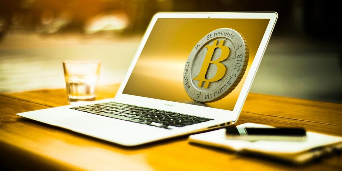 Goldman Sachs unter anderen Kommentatoren glaubt, dass Bitcoin aufgrund der zunehmenden Akzeptanz und eines möglichen zukünftigen „Flippens“ von Gold im Wertspeichermarkt auf dem Weg zu 100.000 USD ist. Trotz Hunderter Todeserklärungen namhafter Persönlichkeiten feierte BTC vor kurzem unter anderem das 13. Jahr seit Block Null. Die Investment-Management-Firma Goldman Sachs Group ist überzeugt, dass Bitcoin (BTC) die 100.000-Dollar-Preisprognose von Marktanalysten erreichen könnte. Dies trotz der jüngsten Persistenz des digitalen Assets unter der Marke von 50.000 USD. Das Unternehmen stützt seine Überzeugung auf Beweise für eine zunehmende Akzeptanz digitaler Assets und sagt, dass dies den Anteil von Bitcoin am „Wertaufbewahrungsmarkt“ erhöhen könnte. …
