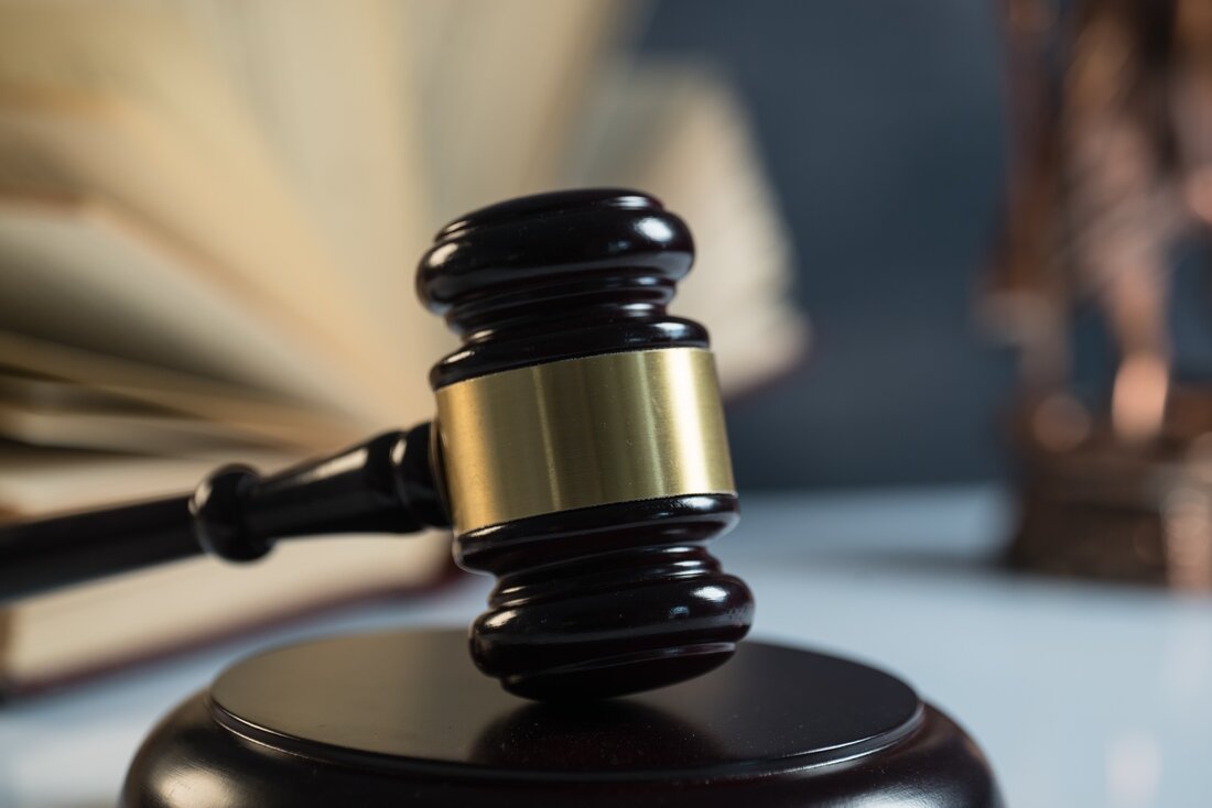 FTX hat die Eltern von Sam Bankman-Fried verklagt. Aus der Insolvenzmasse der zusammengebrochenen Krypto-Börse geht hervor, dass Gründer und ehemaliger CEO Sam Bankman-Fried seinen Eltern in betrügerischer Absicht Millionen von Dollar geschenkt hat. FTX möchte 10 Millionen US-Dollar als Barspende und 16,4 Millionen US-Dollar an Immobilien auf den Bahamas zurückerhalten. Die bankrotte Krypto-Börse FTX hat Allan Joseph Bankman und Barbara Fried, die Eltern des ehemaligen FTX-CEO Sam Bankman-Fried, verklagt. Den vor Gericht eingereichten Angaben zufolge will FTX Millionen von Dollar zurückerhalten, die Bankman-Frieds Eltern durch die zusammengebrochene Krypto-Börse betrügerisch geschenkt wurden. FTX will 26,4 Millionen US-Dollar zurückfordern Gemäß der Insolvenzmasse …
