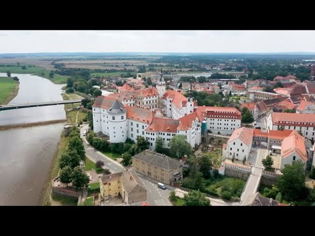 Die Stadt Torgau bei Leipzig sieht zur Freude ihrer Besucher immer noch aus wie im 16. Jahrhundert. Schloss Hartenfels ist das größte vollständig erhaltene Schloss Deutschlands aus der Zeit der Frührenaissance. Es wurde Anfang des 16. Jahrhunderts als Residenz der Herrscher von Sachsen komplett umgebaut. Sein herausragendstes architektonisches Merkmal ist die Wendeltreppe, die Architekten noch heute Rätsel aufgibt, da sie ohne zentrale Stütze für die Treppe gebaut wurde. Aber ebenso wichtig ist die Kapelle, die älteste protestantische Kirche der Welt. Es wurde nach den Idealen des großen Reformators Martin Luther erbaut, wobei das Wort Gottes, symbolisiert durch die Kanzel, im …