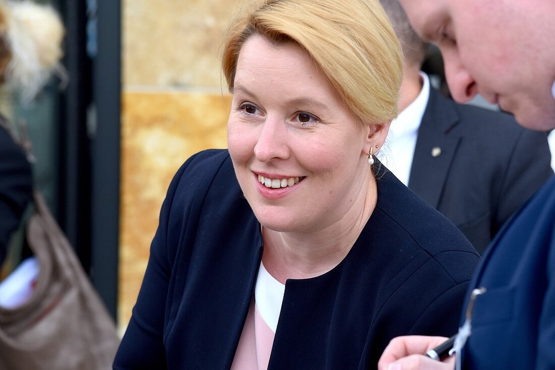 Kanzler Scholz betont im SPD-Wahlkampf die Dringlichkeit eines Mindestlohns von 15 Euro und sichert stabile Renten zu.